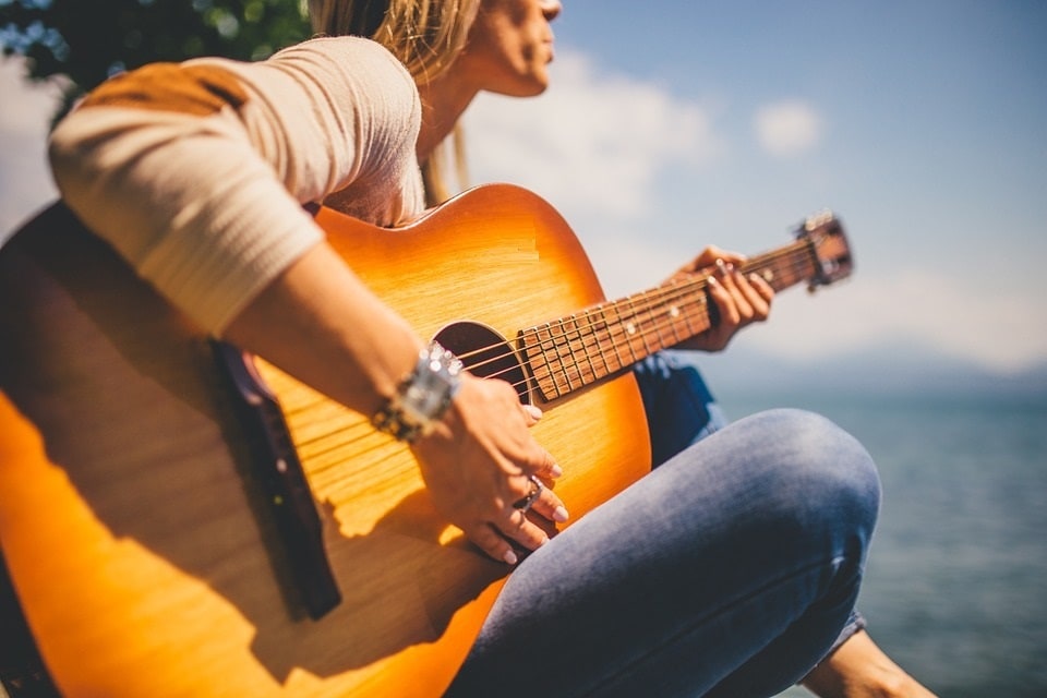 Doit-on débuter à la guitare sur un instrument acoustique ou